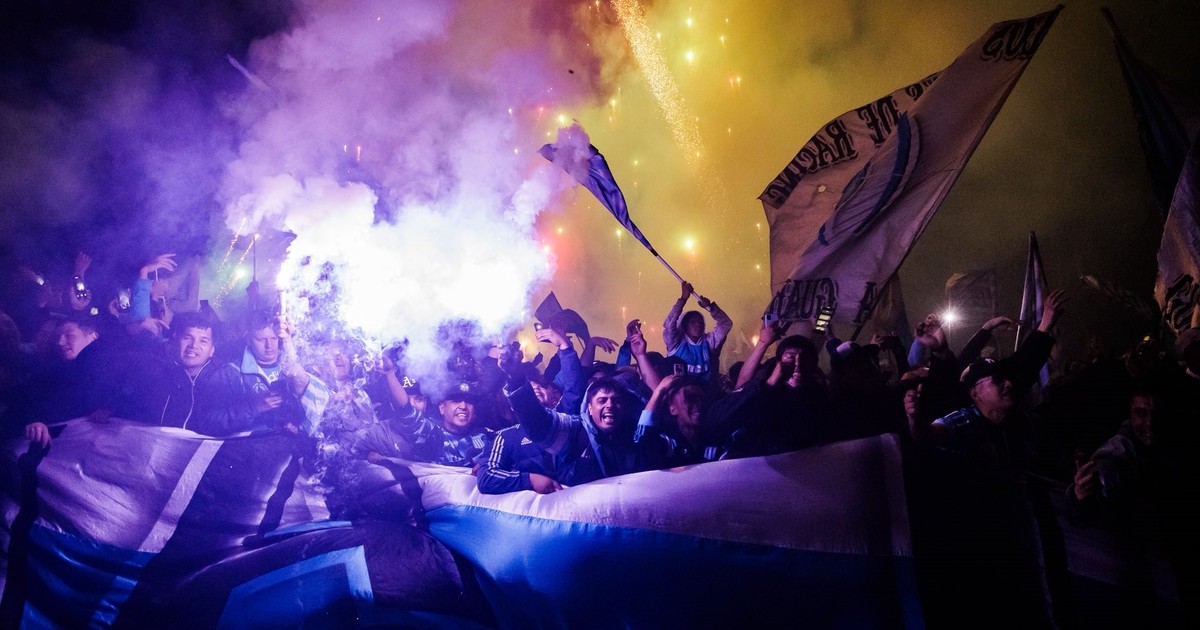los-hinchas-de-racing-coparon-pilar-con-el-banderazo