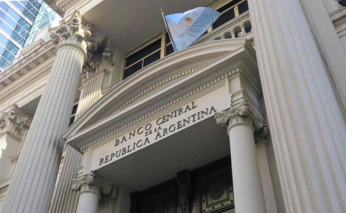 el-dolar-mayorista-toco-el-techo-de-la-banda-y-el-banco-central-vendio-reservas