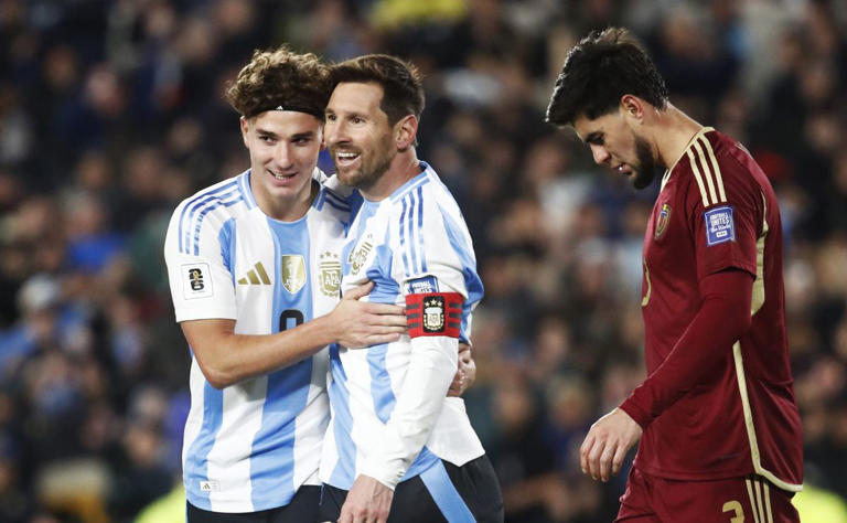 Argentina goleó 3-0 a Venezuela con doblete de Messi en su despedida como local