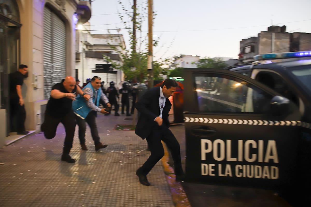 san-lorenzo,-en-llamas:-los-hinchas-echaron-a-marcelo-moretti,-que-se-fue-de-boedo-en-un-patrullero