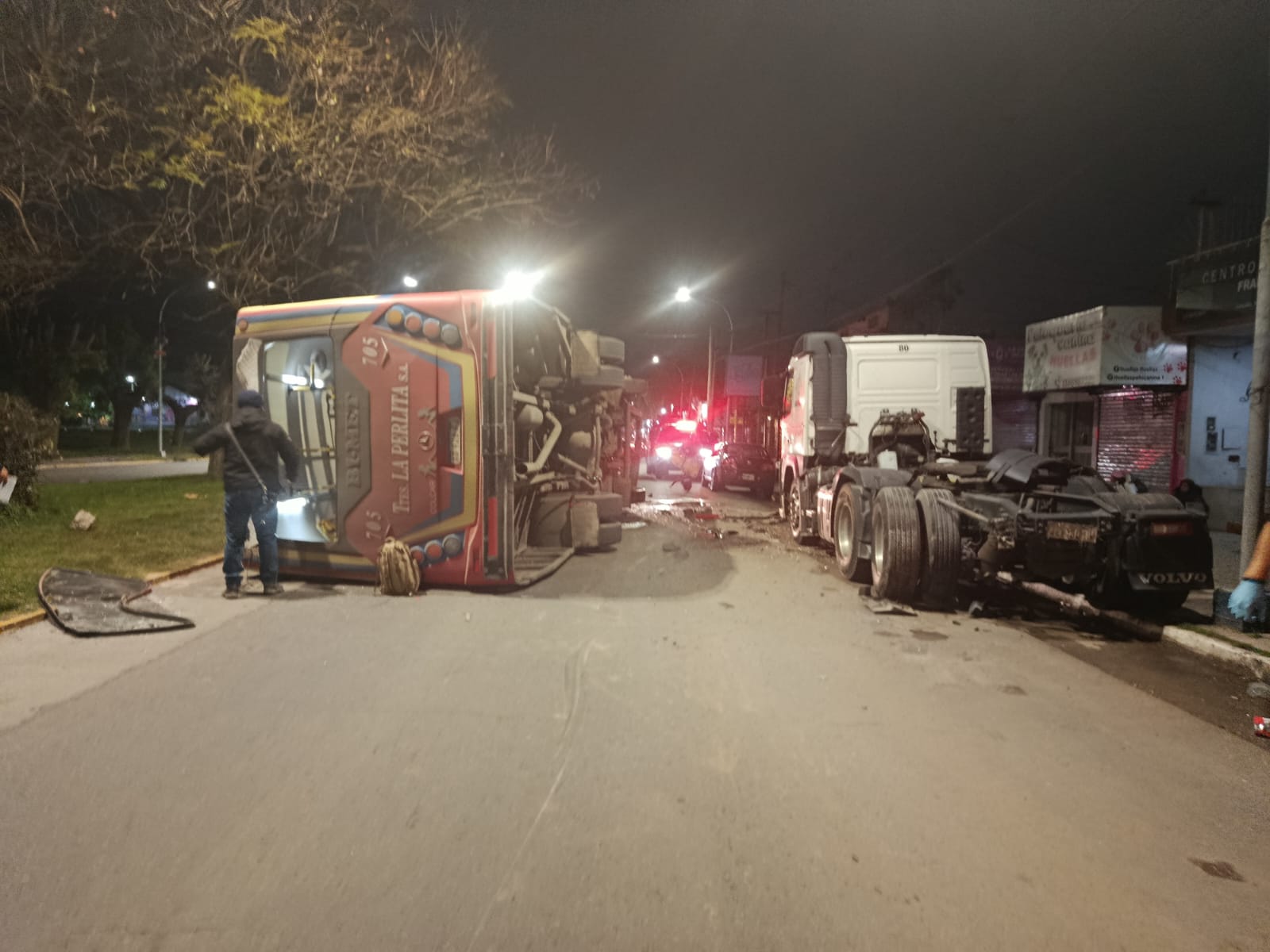 volco-un-colectivo-de-la-perlita-en-pleno-centro-de-general-rodriguez-y-hay-varios-heridos