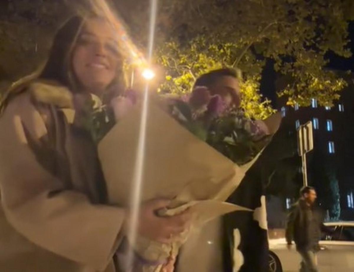 surrealista:-una-pareja-se-filmaba-en-una-cita-y-aparecio-messi-caminando-atras