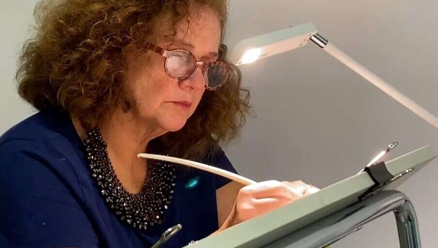 una-brasilena-abre-camino-como-escriba-de-la-tora-en-america-latina