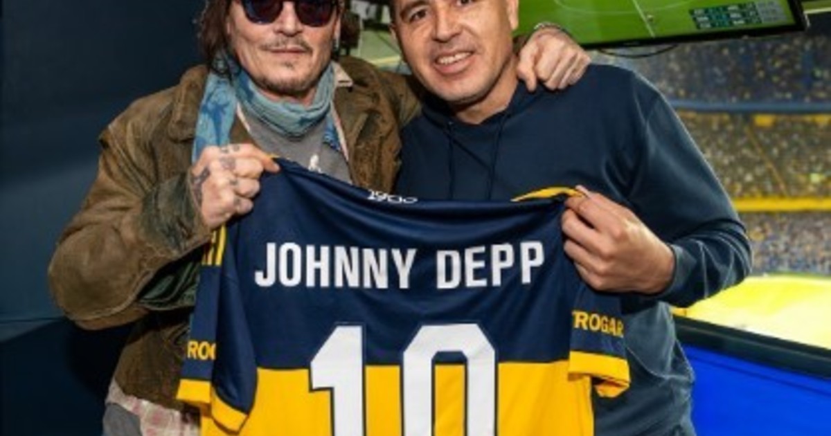 riquelme-gave-a-boca-t-shirt-to-actor-johnny-depp