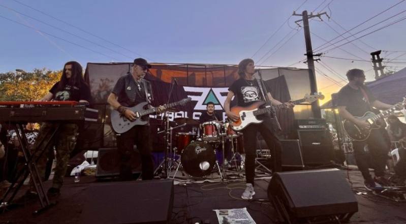 lo-viejo-ilumina:-el-reloj-y-un-homenaje-historico-en-la-plaza-del-canon,-cuna-del-metal-argentino