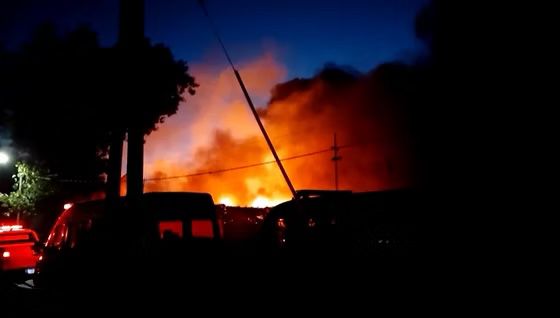 Voraz incendio destruye dos fábricas en Lomas de Zamora