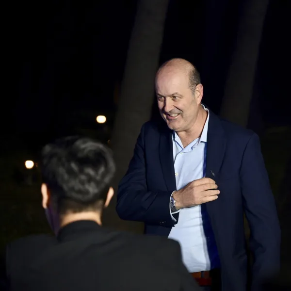 Sturzenegger defendió la reforma laboral y prometió una suba de salarios para los trabajadores