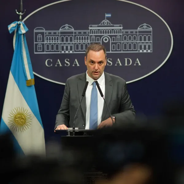 Manuel Adorni cruzó a Mauricio Macri tras sus críticas: «Mal que le pese, el Gabinete lo elige el Presidente»