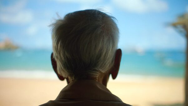 corona-cumple-100-anos-con-campana-sobre-el-arte-de-vivir