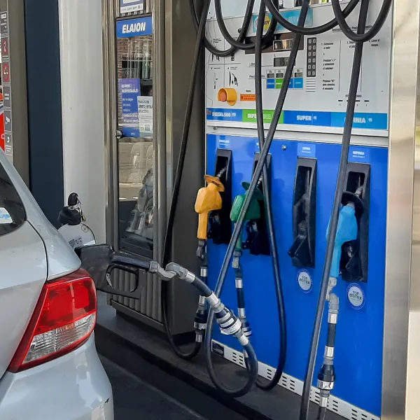 YPF anticipa una baja del 2% en los combustibles y promete ajustes según la demanda