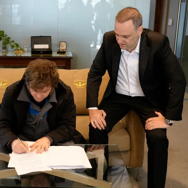 Milei firma el proyecto de reforma laboral tras su regreso de Noruega y lo envía al Congreso