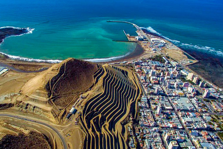 Drama en Comodoro Rivadavia: El derrumbe de un cerro arrasó con viviendas y hay 90 evacuados