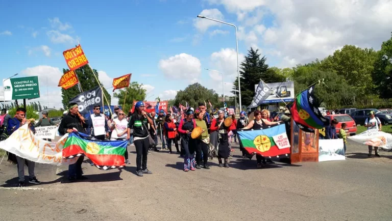Familias mapuches desplazadas se encadenan frente a la Municipalidad