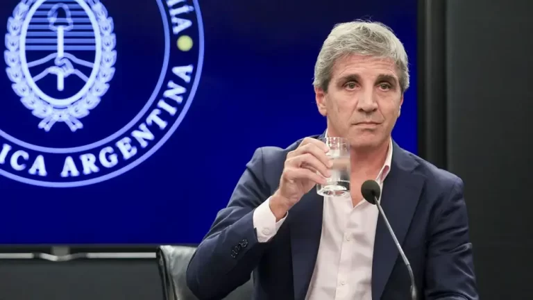 El peligroso «rulo» de la deuda: Argentina financia intereses con más préstamos y las reservas no despegan