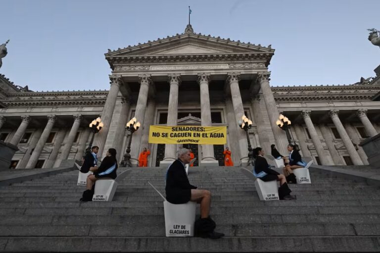 Tensión y detenciones en el Congreso por una protesta de Greenpeace contra la Ley de Glaciares