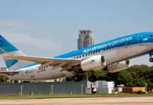 Por la disparada del petróleo, Aerolíneas Argentinas cobrará un recargo en todos sus pasajes por-la-disparada-del-petroleo,-aerolineas-argentinas-cobrara-un-recargo-en-todos-sus-pasajes