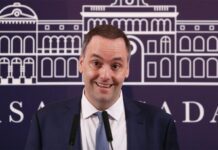 Adorni complicado: La justicia exige facturas de los vuelos