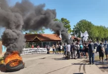 Escrachan a Manuel Adorni en su presunta casa de un country en Exaltación de la Cruz