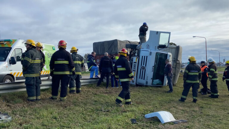 accidente-en-la-ruta-33:-volco-un-camion-cerca-del-autodromo-de-pigue