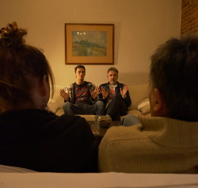 Una casa en Biarritz: La propuesta teatral donde entrás a una casa, espiás y te llevás tu versión.
