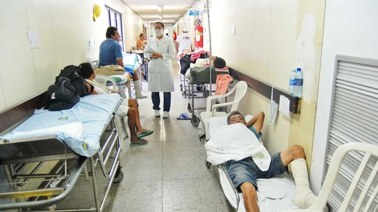 crece-la-dependencia-hacia-el-sistema-de-salud-publica