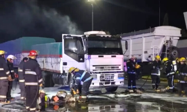 pigue:-incendio-de-un-camion-en-la-playa-de-estacionamiento-de-una-ypf-sobre-la-ruta-33