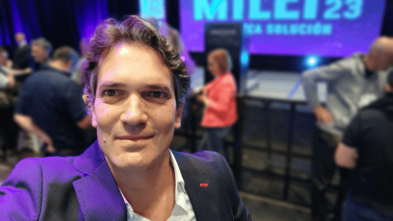 milei-viaja-a-paris-y-su-funcionario-en-la-casa-argentina-se-baja-antes-del-escandalo
