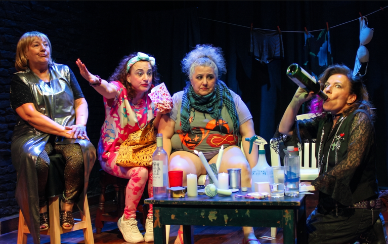 Entre cartas, vino y fingir demencia: la ácida comedia de «Las puertas del infierno»