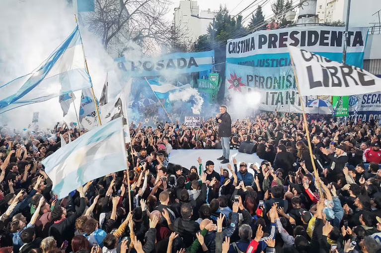 «Salgamos a abrazar, contener y organizar»: acto en San José 1111 a cuatro años del atentado a Cristina Kirchner