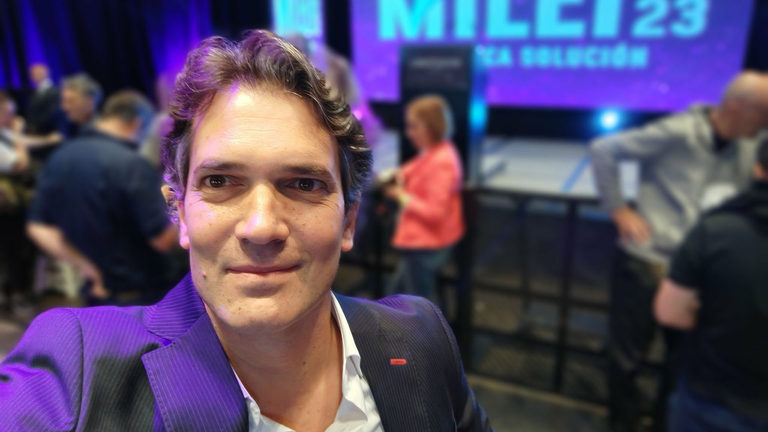 Milei viaja a París y su funcionario en la Casa Argentina se baja antes del escándalo