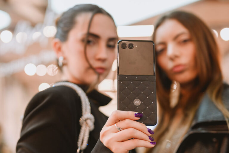 motorola-renueva-sus-tiendas-y-presenta-el-razr-70-swarovski