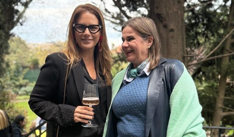 Patty Saporiti llevó su arte textil al desfile de Francisco Ayala en la Embajada Británica