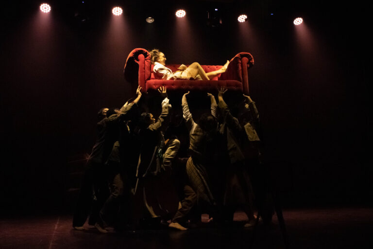 Cachivache: ¿Quién cuida al que sostiene todo? La propuesta de danza teatro que llena El Cubo