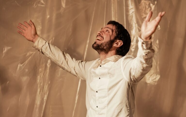 Kevin Bettini presenta su unipersonal «Las aves» los sábados de octubre en El Deseo