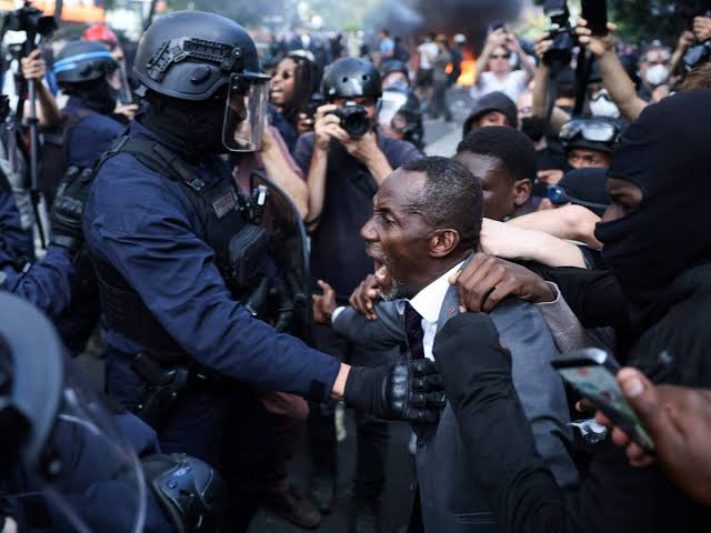 Francia: el alcalde de Saint-Denis se interpuso entre la policía y estudiantes en una marcha