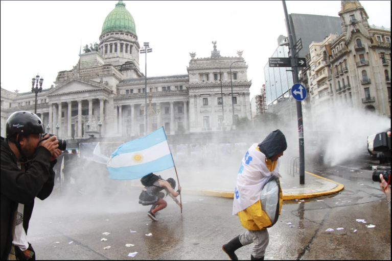 Gases, piedras y camiones hidrantes: tensión frente al Congreso durante la Marcha Universitaria